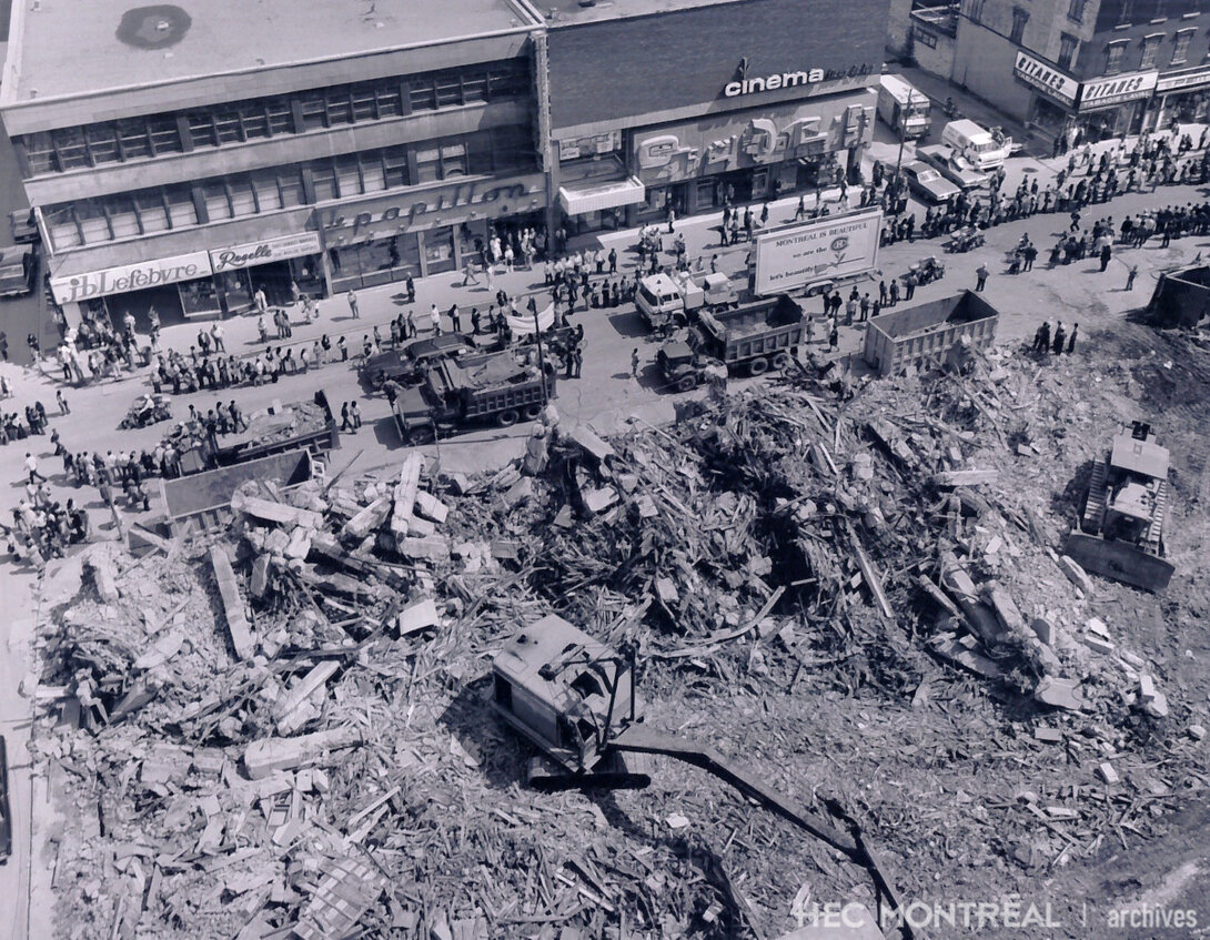   Description : Défilé de la coupe Stanley devant le bâtiment démolie de Dupuis Frères, rue Sainte-Catherine Est. Date : 1973 Crédit photo : Photographe inconnu Cote archivistique : P049XPH60035