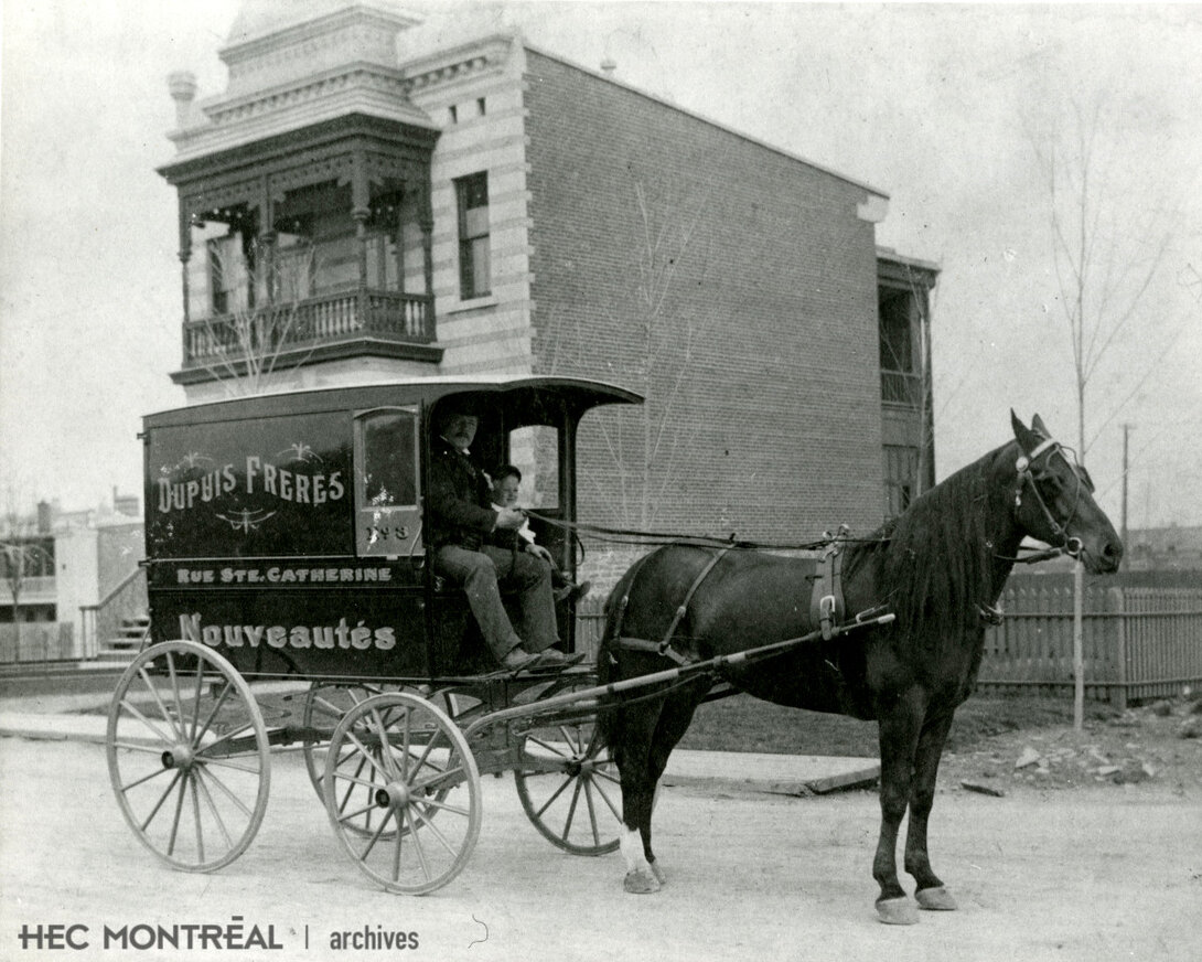   Description : Carriole de livraison tirée par un cheval. Date : ca 1900 Crédit photo : Photographe inconnu Cote archivistique : P049/XPH7,0002
