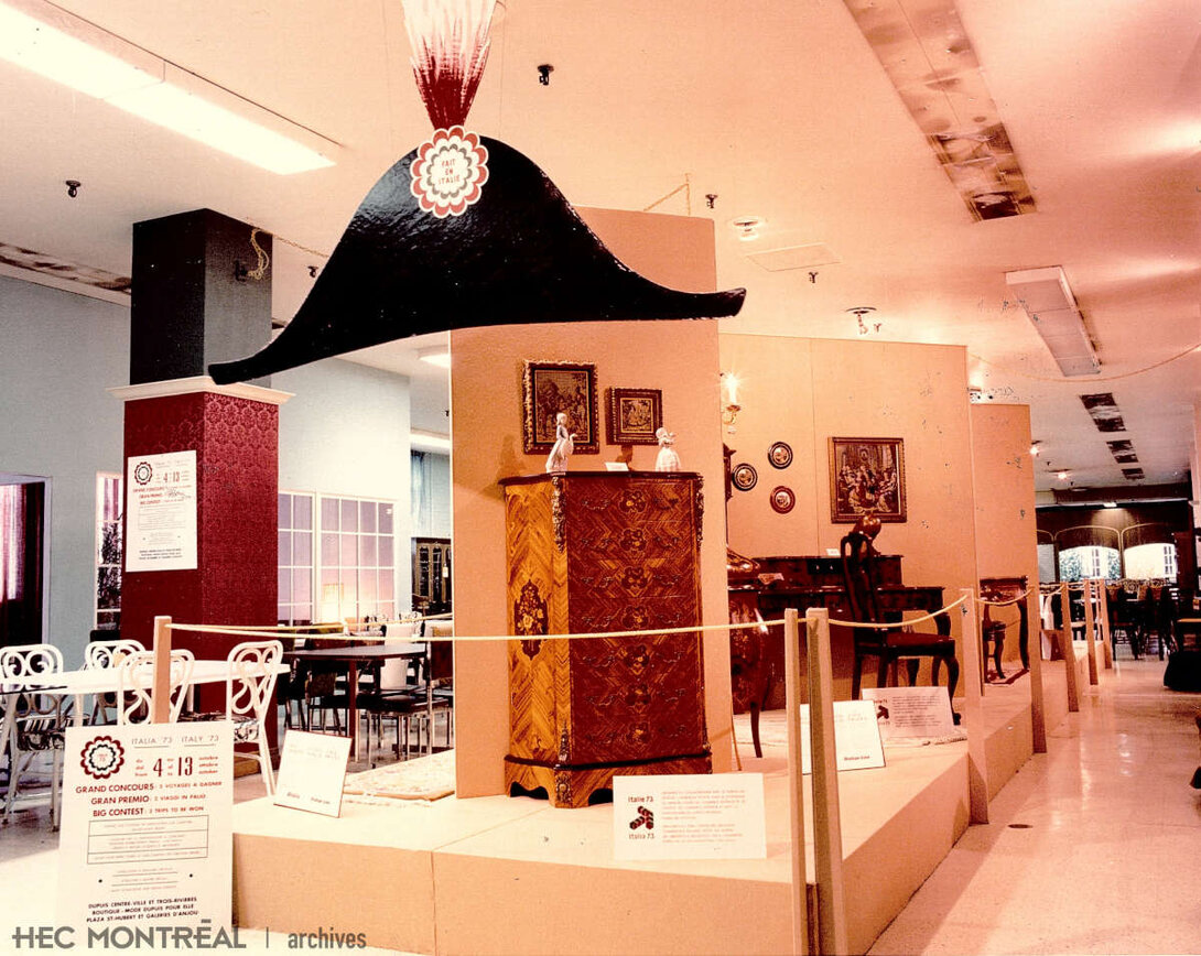   Description : Aménagement du magasin Dupuis Frères dans le cadre du Festival italien "Italie 73". Date : 1973 Crédit photo : Photographe inconnu Cote archivistique : P049/XPH8,0014