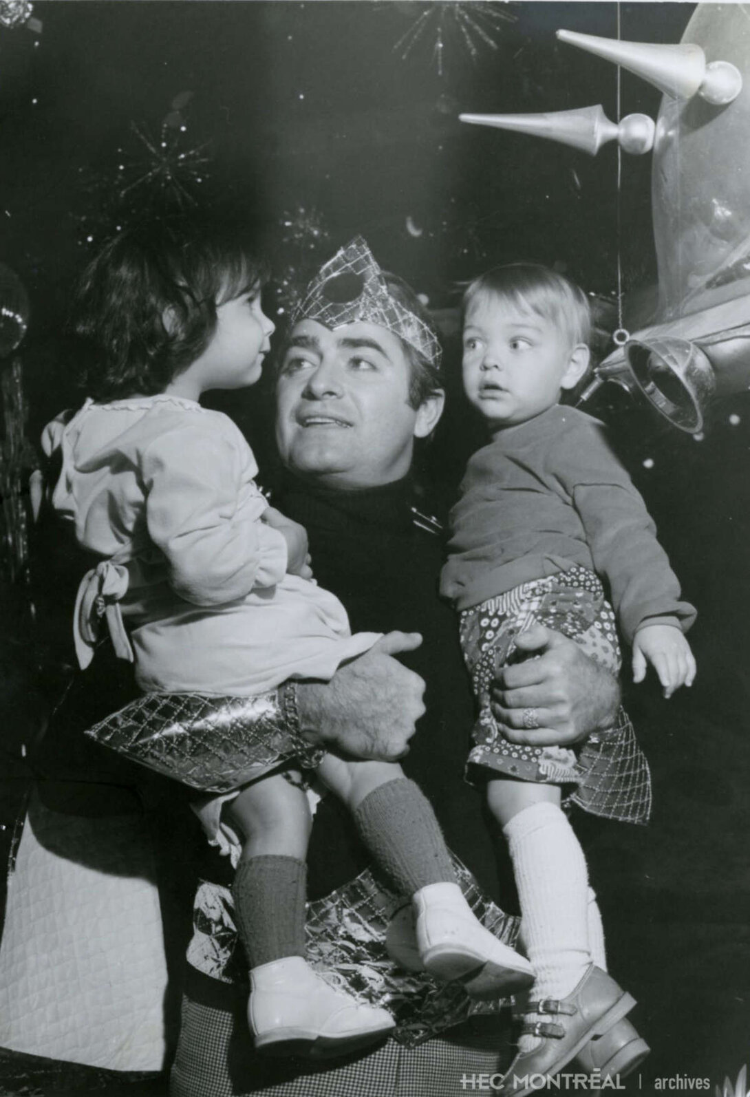Description : Le chanteur Michel Louvain lors d'une activité organisée par Dupuis Frères. Date : ca 1965 Crédit photo : Photographe inconnu Cote archivistique : P049/XPH6,0033
