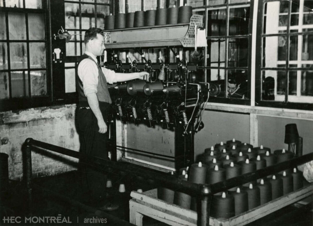   Description : Fileuse en action sous la supervision de son opérateur. Date : ca 1950 Crédit photo : Photographe inconnu Cote archivistique : P051/XPH,0010