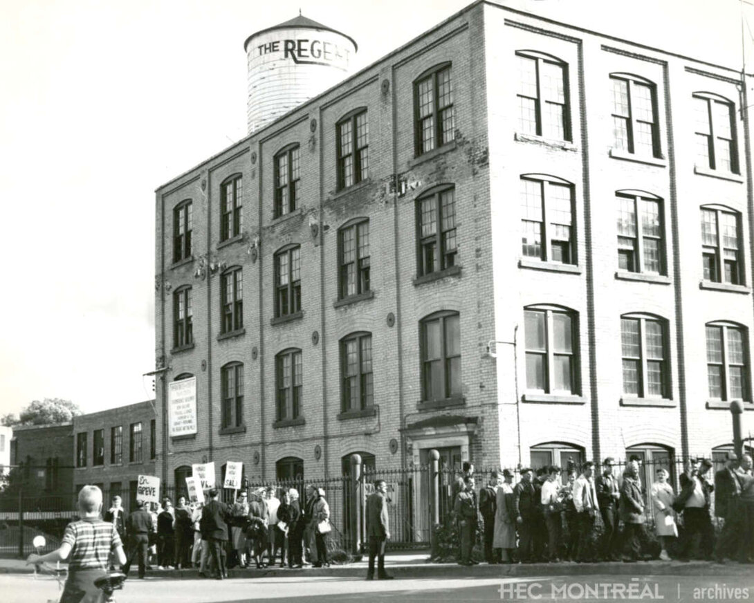   Description : Piquetage des ouvriers devant l'usine Regent Kinitting Mills Ltd., à Saint-Jérôme. Date : 1963 Crédit photo : Photographe inconnu Cote archivistique : P051/XPH-0025