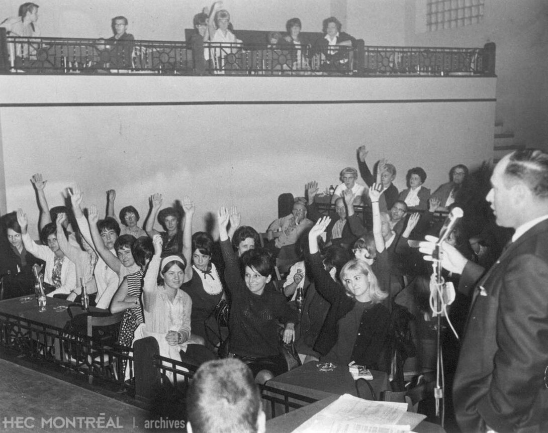   Description : Vote d'acceptation des offres patronales. Assemblée tenue à l'Hôtel Lapointe, à Saint-Jérôme. Date : 1966 Crédit photo : Photographe inconnu Cote archivistique : P051/XPH,0034