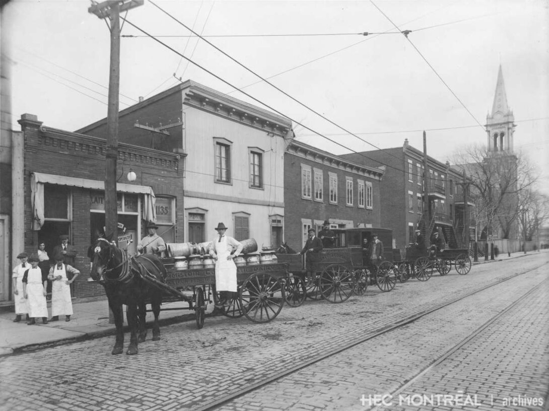   Description : Des employés du Comptoir coopératif de Montréal distribuant le lait dans les quartiers de la ville. Date : [entre 1916 et 1922] Crédit photo : Photographe inconnu Cote archivistique : P061/X,0001