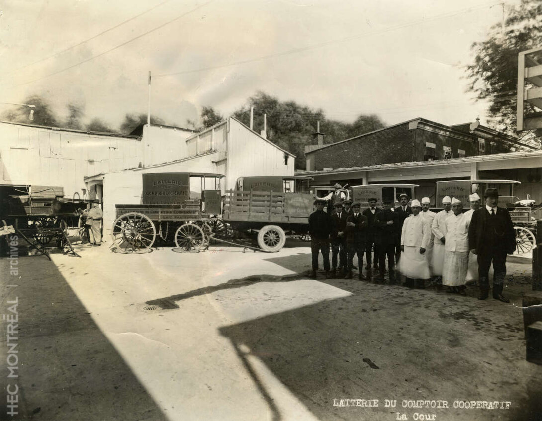   Description : Employés dans la cour de la laiterie du Comptoir coopératif de Montréal. Date : [entre 1912 et 1922] Crédit photo : Photographe inconnu Cote archivistique : P061/X,0003