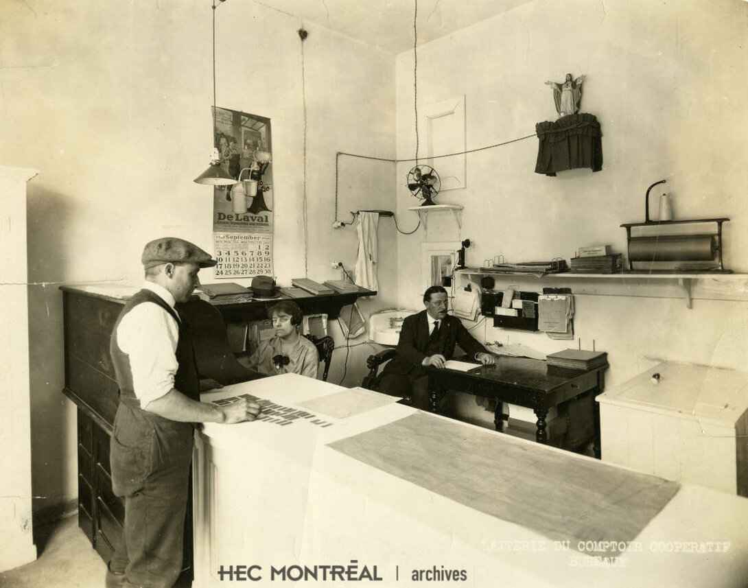  Description : Employés administratifs de la laiterie. Date : 1922 Crédit photo : Henri Fortier Photographie Cote archivistique : P061/X,0004