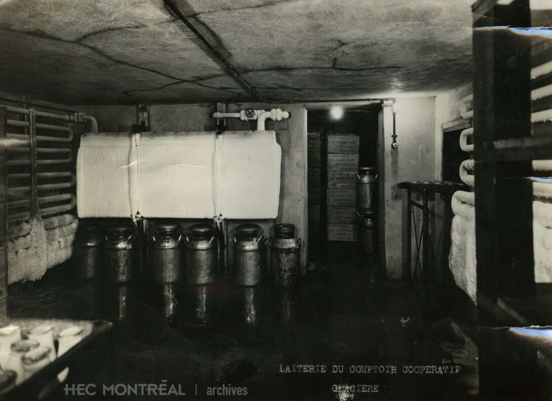   Description : Équipements  du Comptoir coopératif de Montréal :  glacière.   Date : [entre 1912 et 1922] Crédit photo : Photographe inconnu Cote archivistique : P061/X,0006