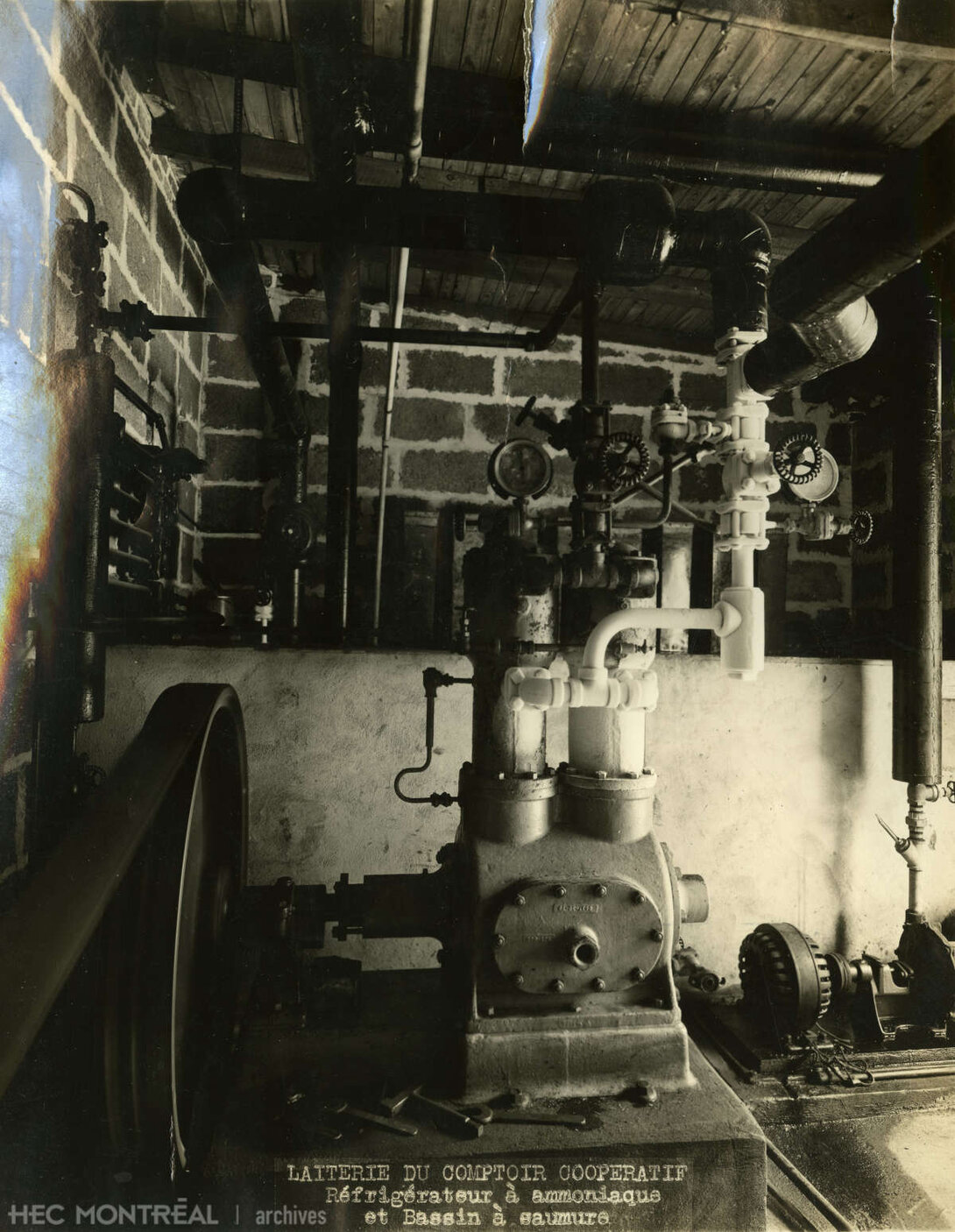   Description : Comptoir coopératif de Montréal : réfrigérateur à ammoniac et bassin à saumure.   Date : [entre 1912 et 1922] Crédit photo : Photographe inconnu Cote archivistique : P061/X,0006