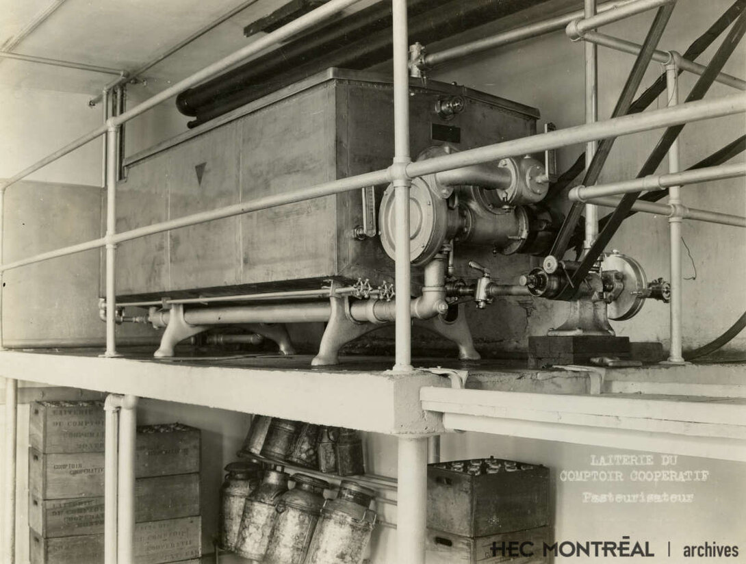   Description : Équipements du Comptoir coopératif de Montréal : pasteurisateur. Date : [entre 1912 et 1922] Crédit photo : Photographe inconnu Cote archivistique : P061/X,0006