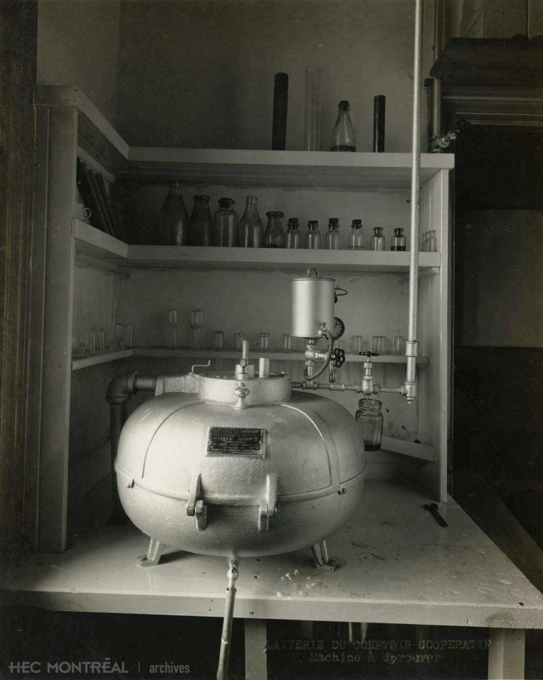   Description : Équipements du Comptoir coopératif de Montréal : machine à éprouver. Date : [entre 1912 et 1922] Crédit photo : Photographe inconnu Cote archivistique : P061/X,0006