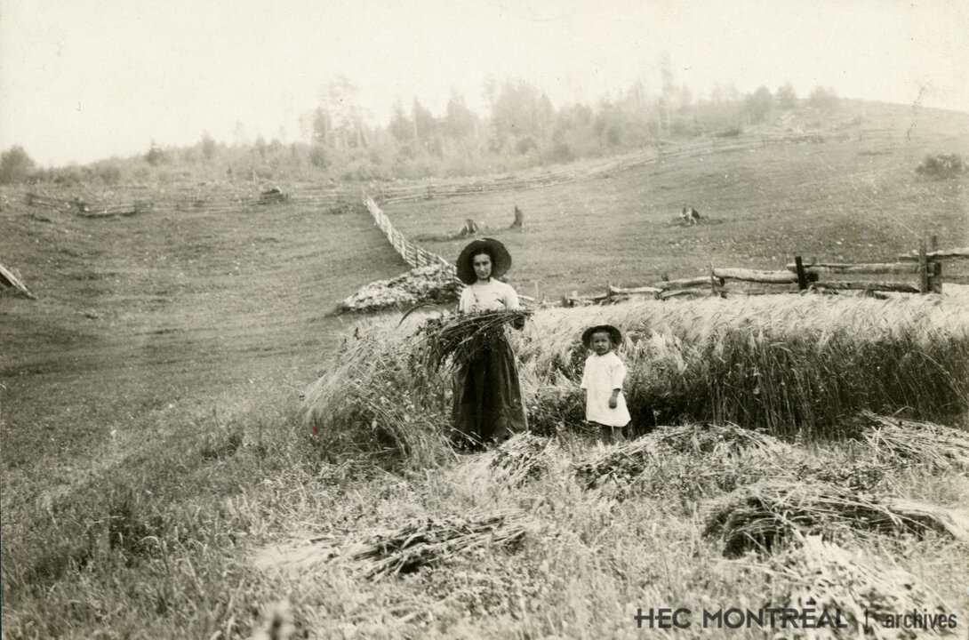   Description : Moisson du blé à la main. Une femme et un enfant lors de la récolte. Date : [avant 1920] Crédit photo : Photographe inconnu Cote archivistique : P062/X,0001
