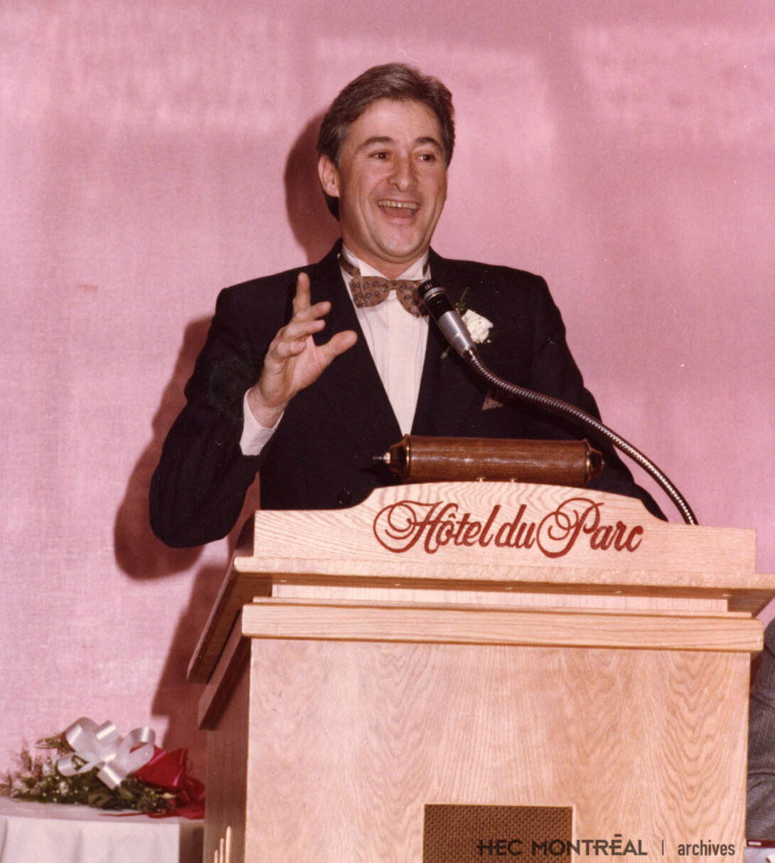   Description : Jean-Denis Duquette, secrétaire général de HEC Montréal, lors d'un gala à l'Hôtel du Parc. Date : ca 1980 Crédit photo : Photographe inconnu Cote archivistique : P066/X99,0001