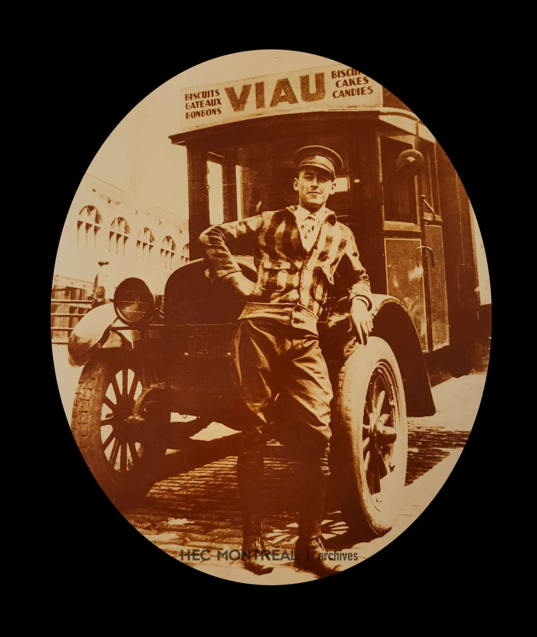   Description : Chauffeur de camion de livraison de Viau Limitée. Date : ca 1914 Crédit photo : Photographe inconnu Cote archivistique : P070/XPH,0003