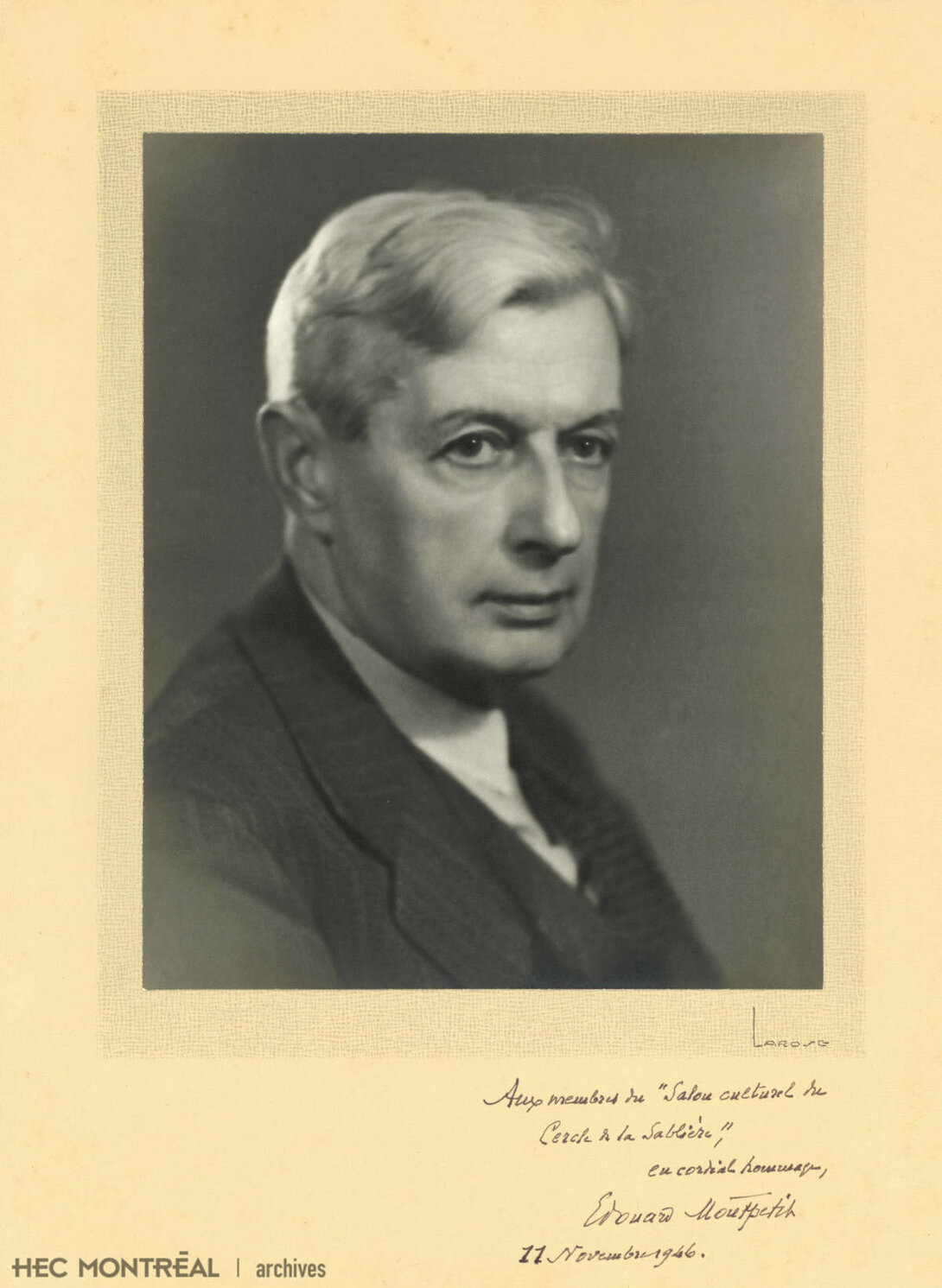   Description : Portrait d'Édouard Montpetit dédicacé aux membres du Salon culturel du Cercle de la Sablière. Date : 1946 Crédit photo : Larose Cote archivistique : P072/XPH,0001