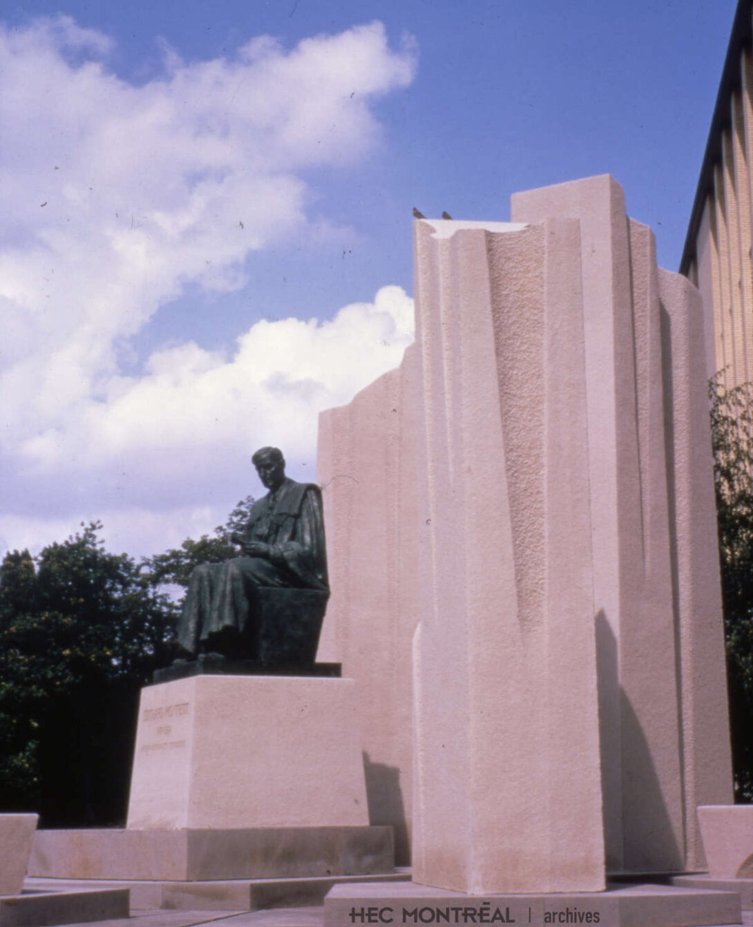   Description : Dévoilement du monument d'Édouard Montpetit réalisé par la sculptrice Sylvia Daoust. Date : 1967 Crédit photo : Photographe inconnu Cote archivistique : P072/XPH,0003