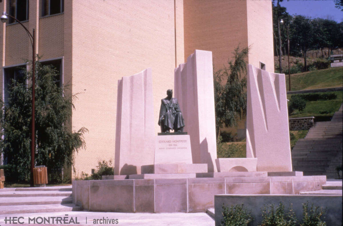   Description : Dévoilement du monument d'Édouard Montpetit réalisé par la sculptrice Sylvia Daoust. Date : 1967 Crédit photo : Photographe inconnu Cote archivistique : P072/XPH,0003