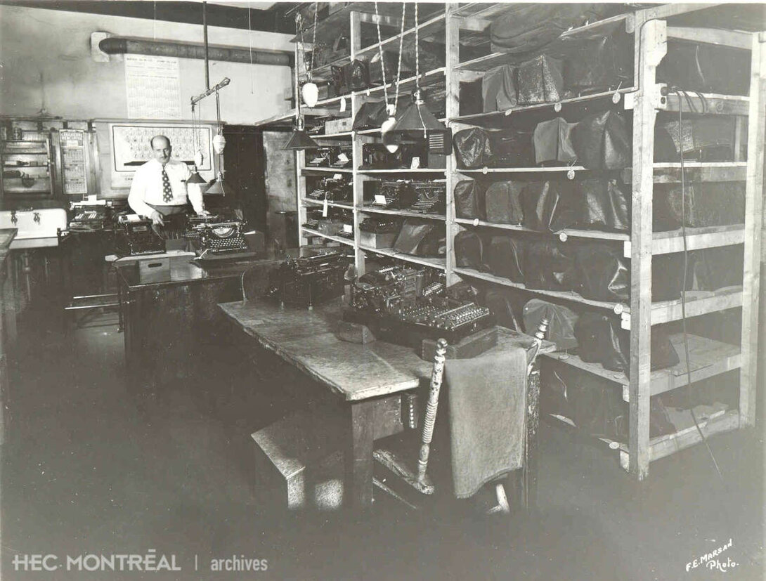   Description : Rosaire T. Armand photographié dans l'atelier de Canada Dactylographe inc. Date : Inconnue Crédit photo : F.E. Marsan Photo Montréal Cote archivistique : P073/E,0002