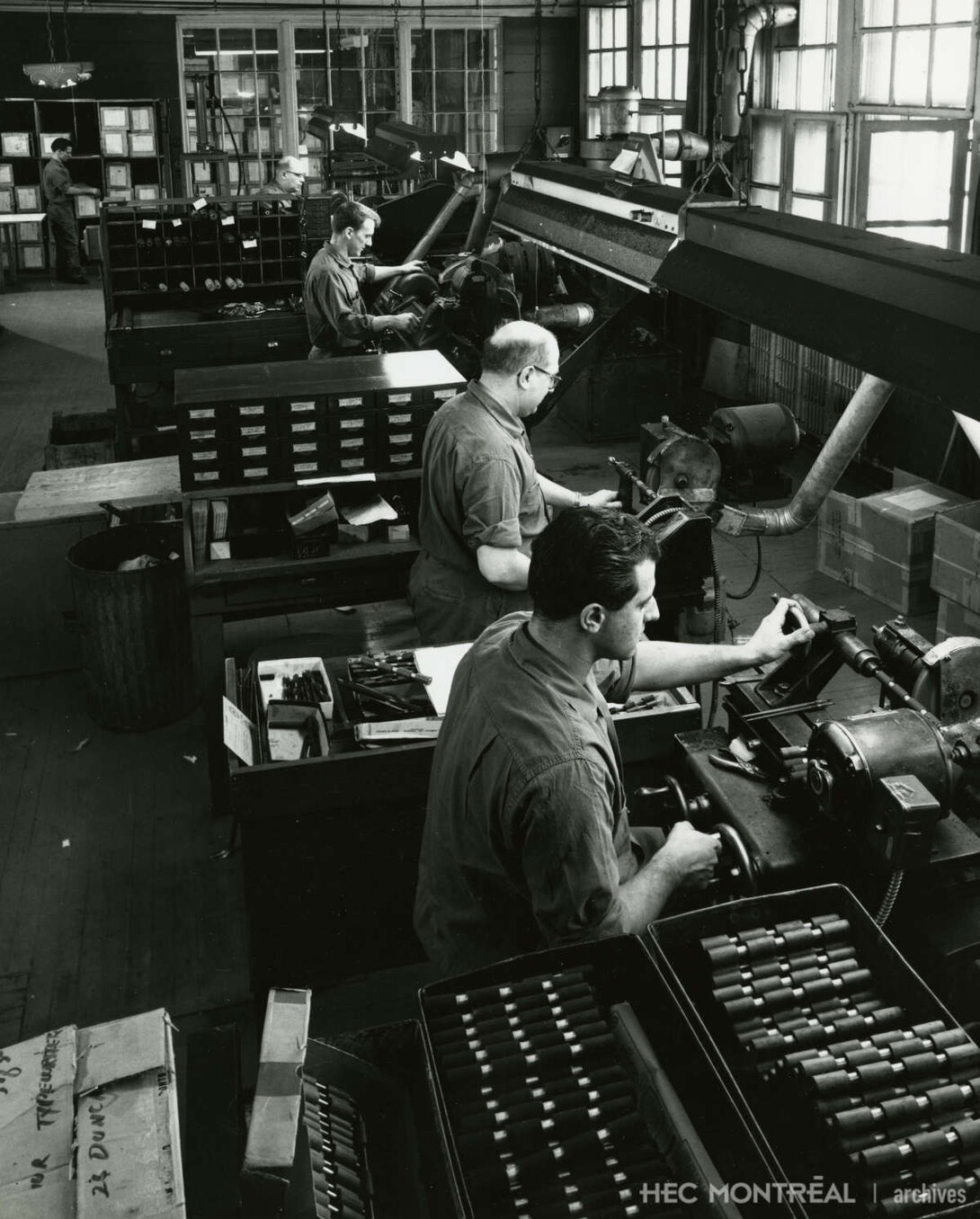   Description : Atelier de réparation situé sur la rue St-Alexandre à Montréal. Date : 1965 Crédit photo : Richard Arles Associates Cote archivistique : P073/X99,0004