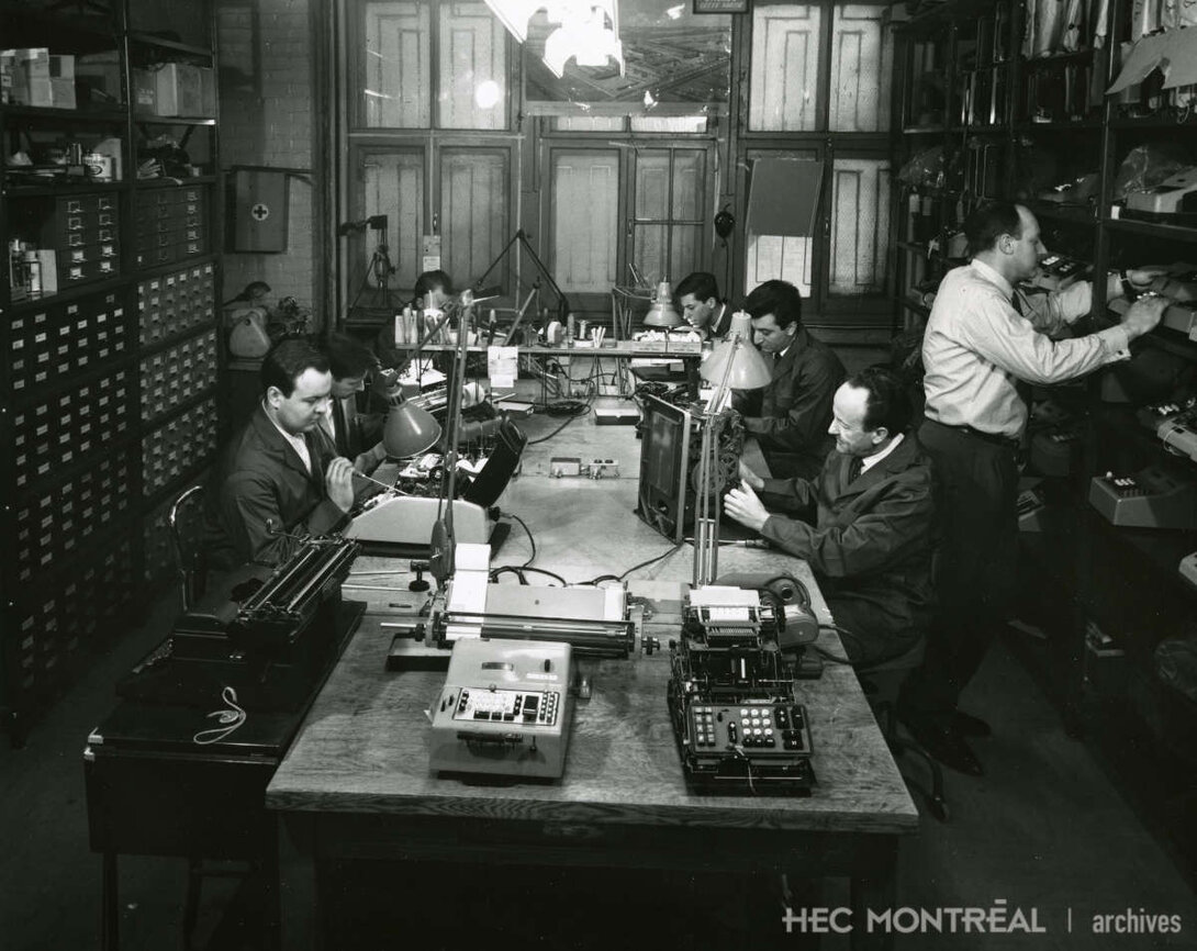   Description : Atelier de réparation situé sur la rue St-Alexandre à Montréal. Date : 1965 Crédit photo : Photographe inconnu Cote archivistique : P073/X99,0004