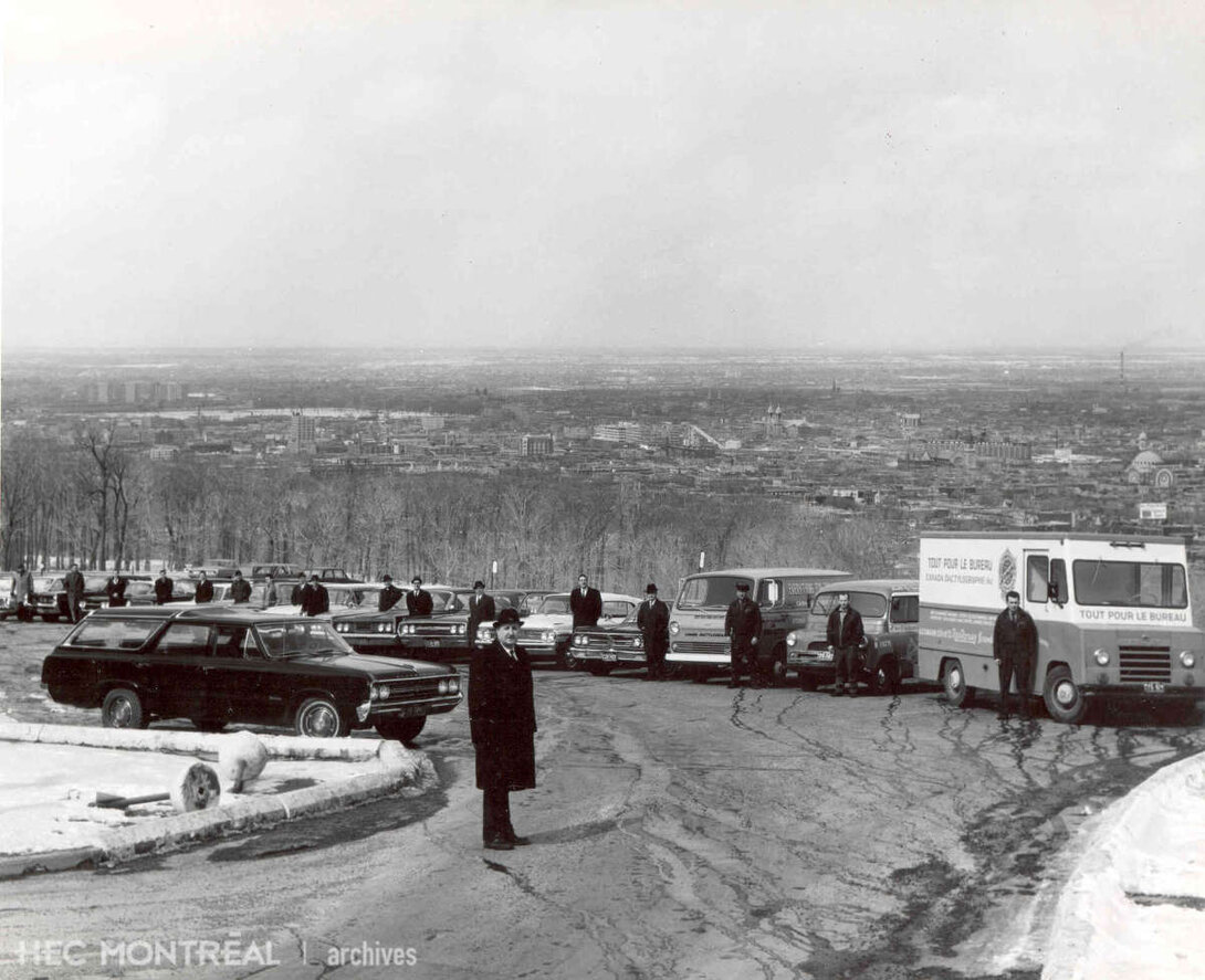   Description : Dans les années 60, Canada Dactylographie Inc. comptait 110 employés et une quinzaine des voitures. Date : 1965 Crédit photo : Photographe inconnu Cote archivistique : P073/X99,0005
