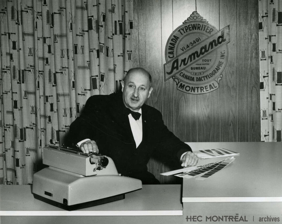   Description : Rosaire T. Armand photographié dans la salle d’exposition de Canada Dactylographe Inc. Date : 1963 Crédit photo : Photographe inconnu Cote archivistique : P073/E,0002