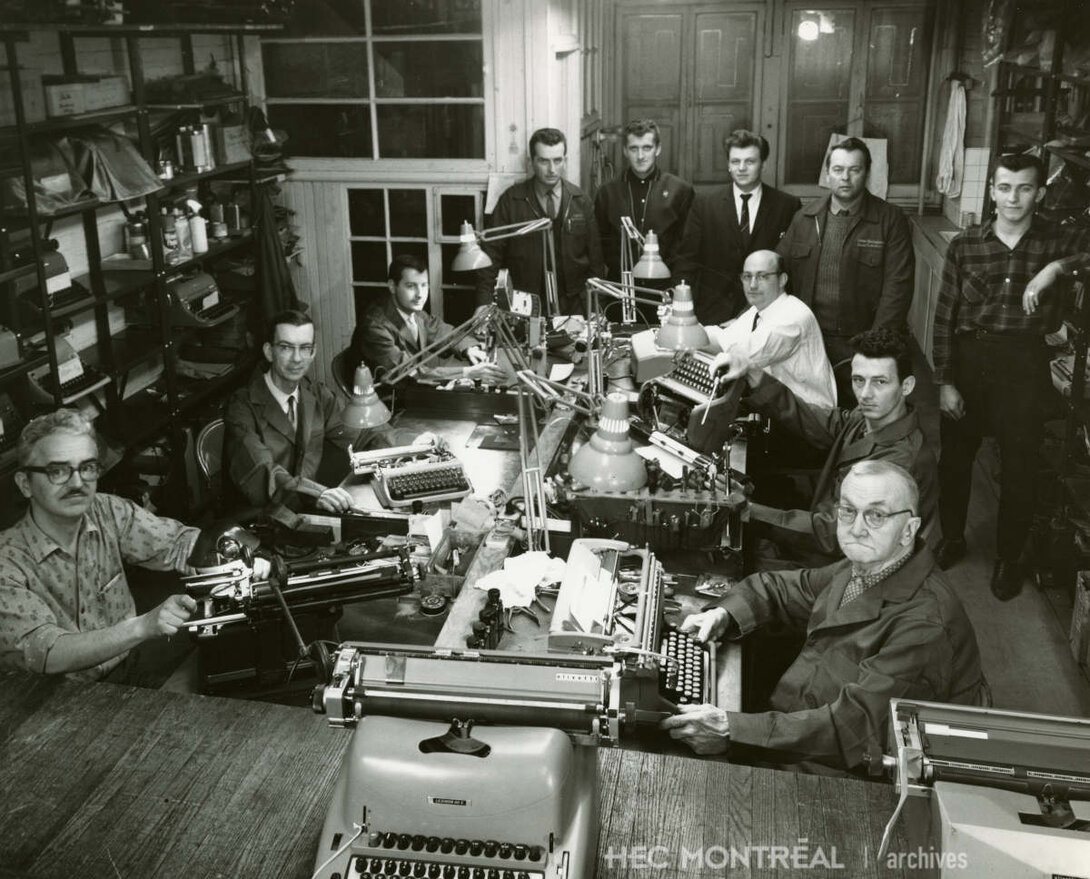   Description : Atelier de réparation situé sur la rue St-Alexandre à Montréal. Date : 1965 Crédit photo : Richard Arles Associates Cote archivistique : P073/X99,0004
