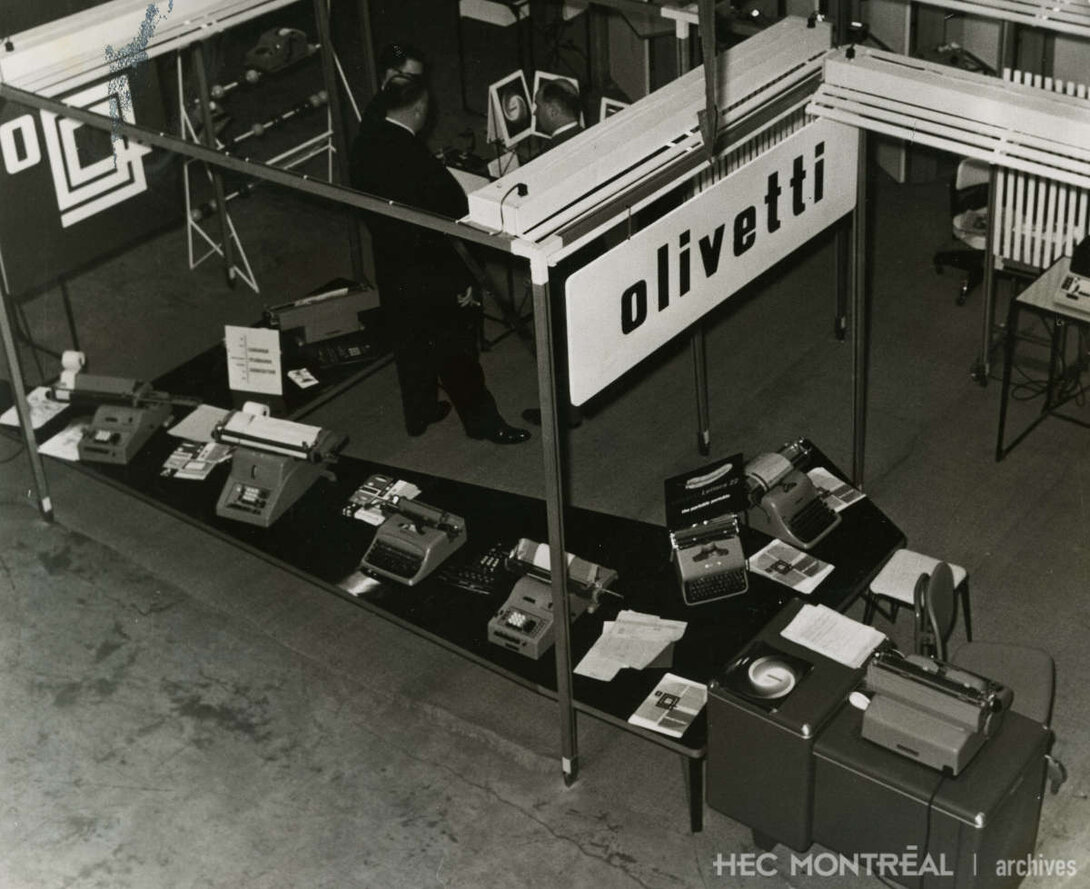   Description : Kiosque de présentation des machines à écrire Olivetti Date : [196-?] Crédit photo : Photographe inconnu Cote archivistique : P073/X99,0005