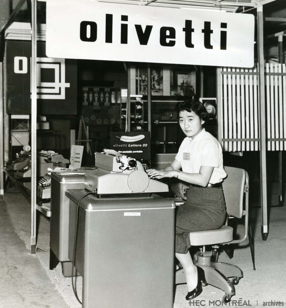   Description : Kiosque de présentation des machines à écrire Olivetti Date : [196-?] Crédit photo : Photographe inconnu Cote archivistique : P073/X99,0005
