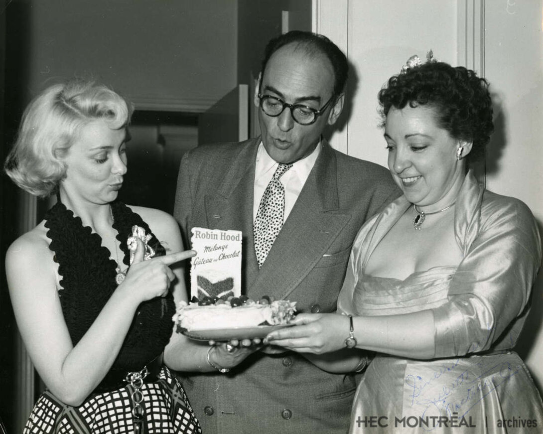   Description : Campagne publicitaire de Robin Hood Multifoods Ltée pour le téléroman « Je vous ai tant aimé ». Date :  ca 1955 Crédit photo : Photographe inconnu Cote archivistique : P074/XPH,0001