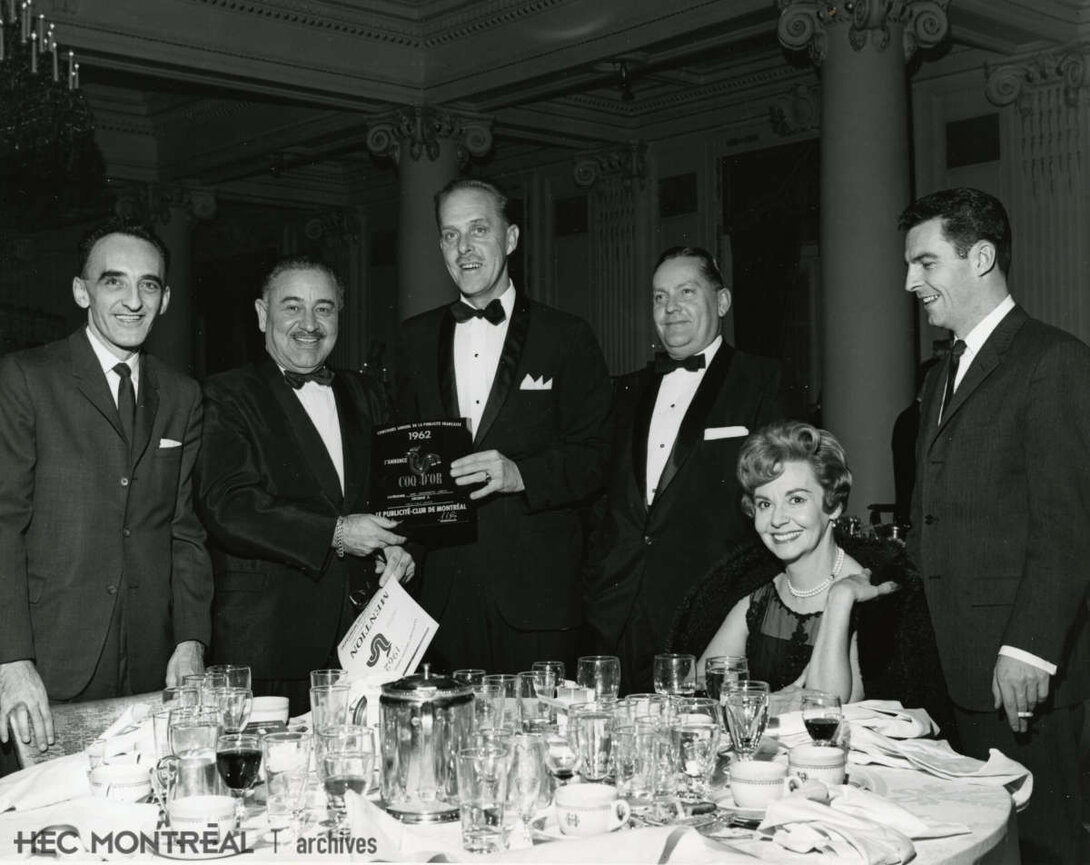   Description : Roger Néron lors de la cérémonie de remise des prix du Publicité-Club de Montréal. Date : 1962 Crédit photo : Ted Liontos Cote archivistique : P074/XPH,0009