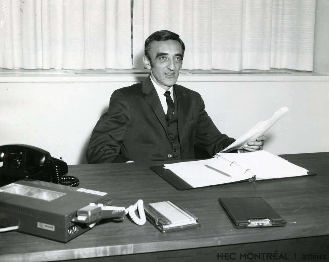   Description : Roger Néron, directeur de la publicité chez Robin Hood. Date : 1956 Crédit photo : Studio O. Allard Inc. Cote archivistique : P074/XPH,0005