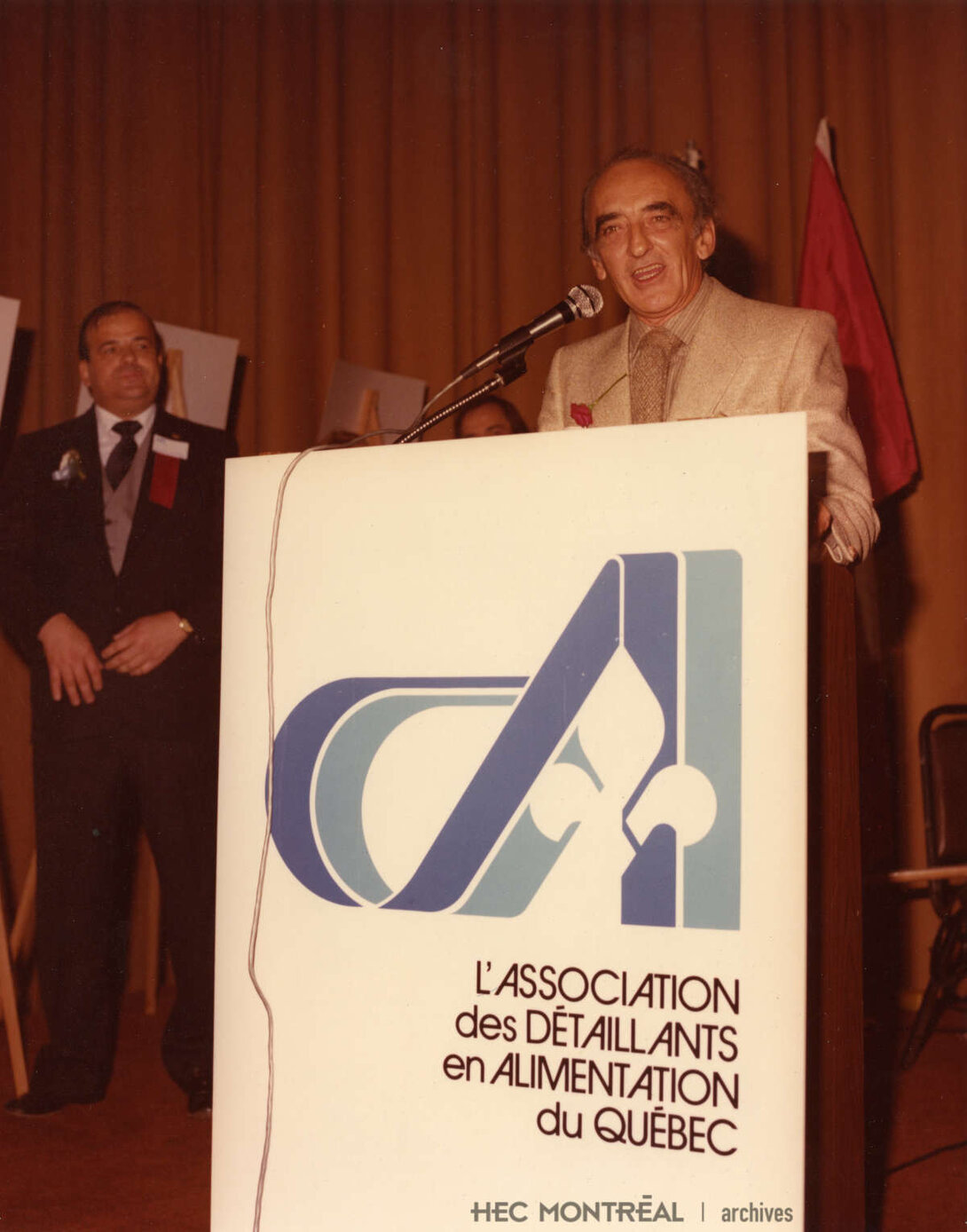   Description : Attribution honorifique « Personnalité de l'année du monde alimentaire » à Roger Néron. Date : 1980 Crédit photo : Photographe inconnu Cote archivistique : P074/XPH,0019