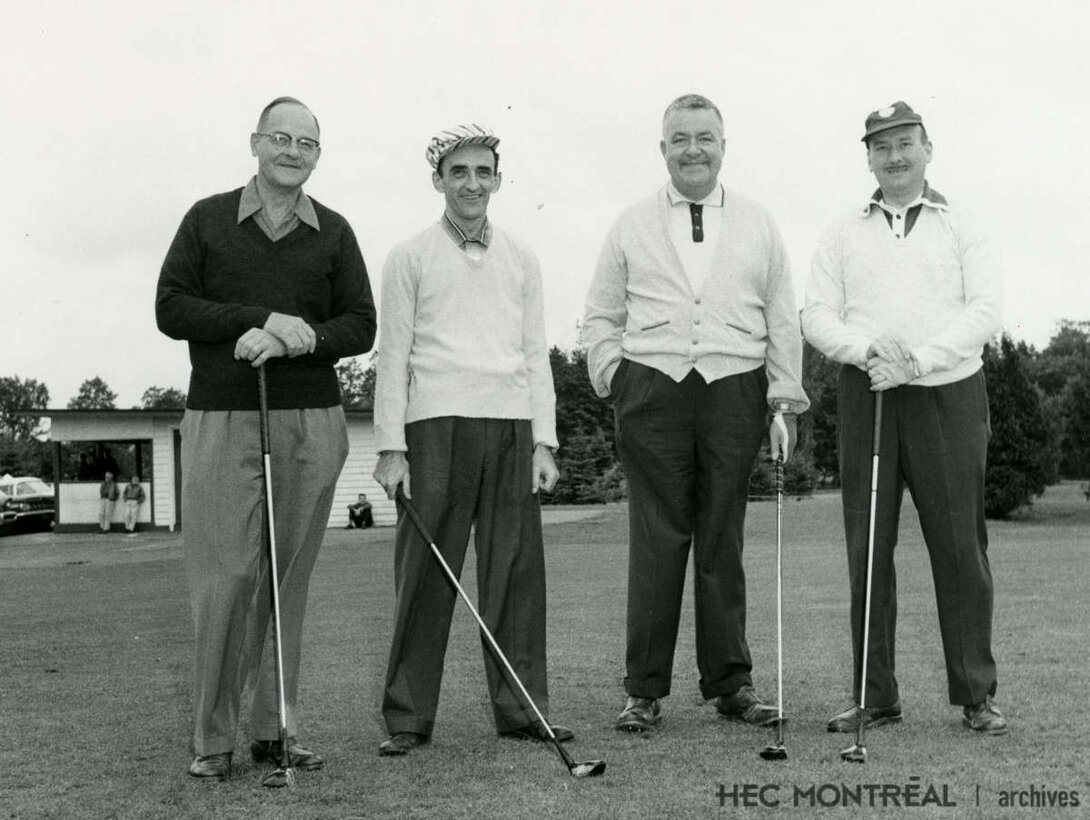   Description : Roger Néron et d'autres personnes au Lachute golf & country club. Date : Inconnue Crédit photo : Syd Drew Photo Cote archivistique : P074/XPH,0033