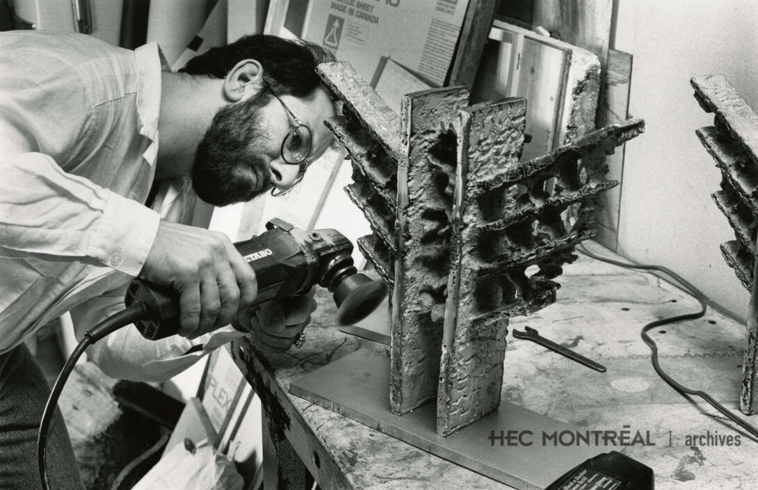   Description : Conception du trophée des Mercuriades par un artisan. Date : 1985 Crédit photo : Photographe inconnu Cote archivistique : P076/X99,0001
