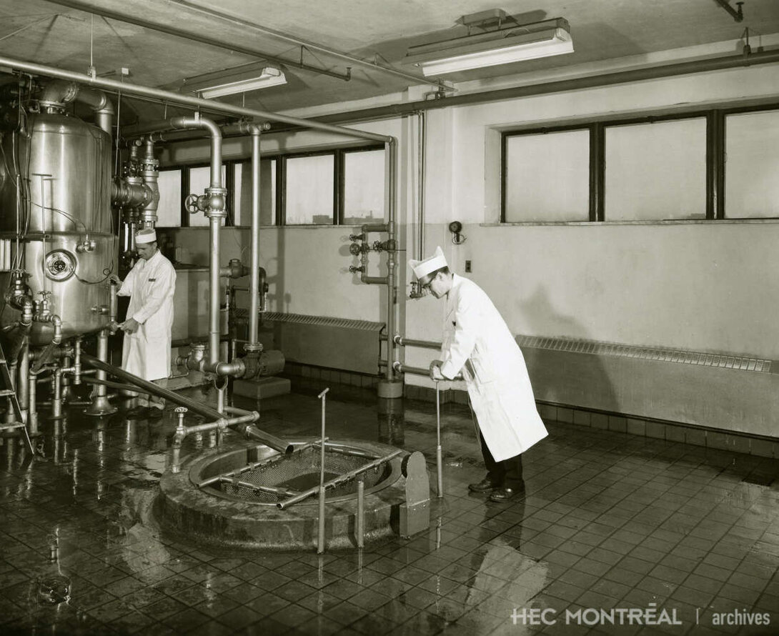   Description : Intérieur de la fabrique de conserves Alphonse Raymond ltée, rue Panet à Montréal. Date : 1955 Crédit photo : Photographe inconnu Cote archivistique : P078/Z,0001