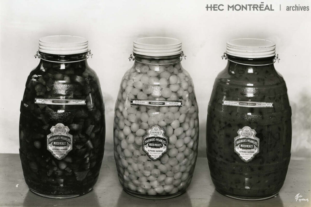   Description : Produits fabriqués par l'entreprise Alphonse Raymond Ltée. Date : 1955 Crédit photo : Photographe inconnu Cote archivistique : P078/Z,0001