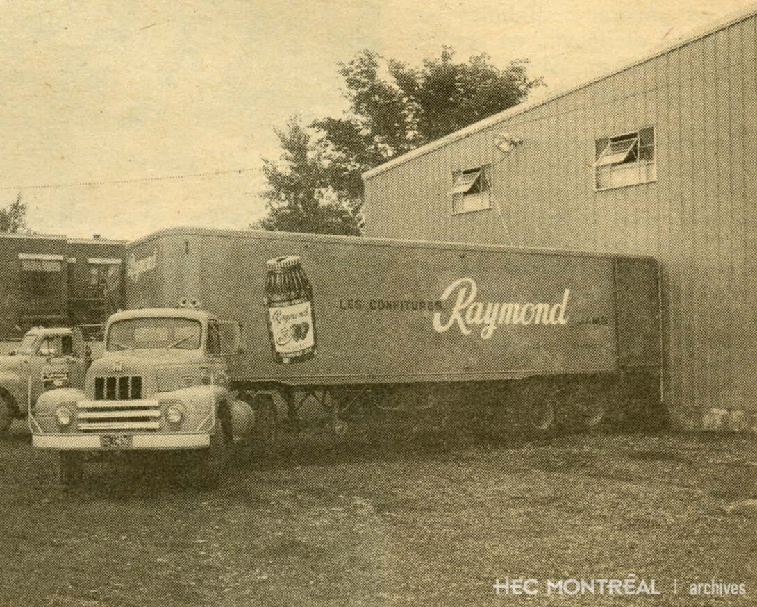   Description : Camion de livraison Les confitures Raymond.  Date : 1965 Crédit photo : Photographe inconnu Cote archivistique : P078/Z,0001