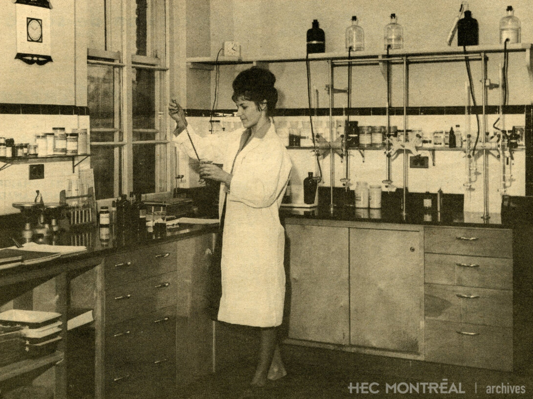   Description : Laboratoire de tests de matières premières et de produits finis.  Date : Inconnue Crédit photo : Photographe inconnu Cote archivistique : P078/Z,0001