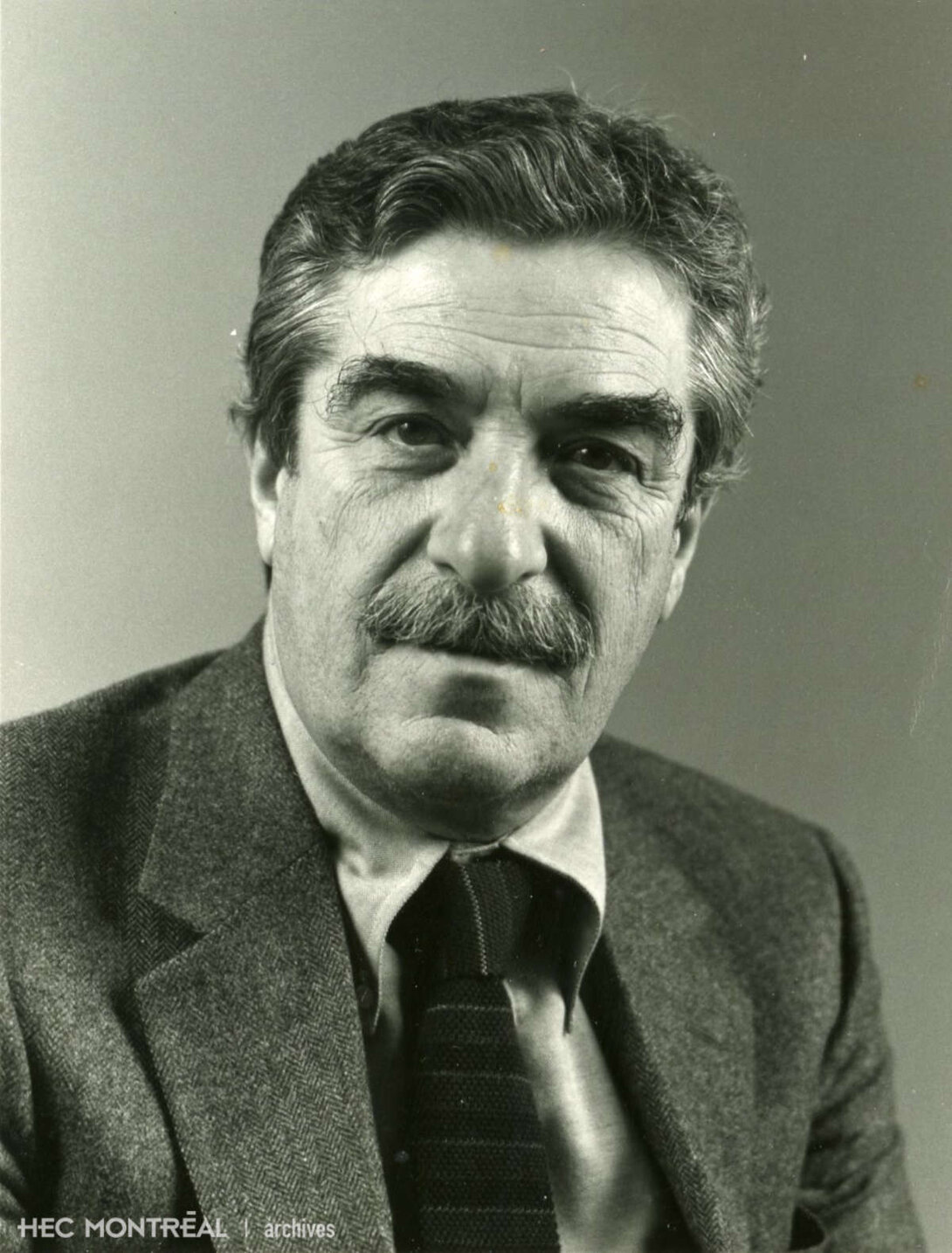   Description : Jean-Pierre Hogue à la Chambre des Communes. Date : ca 1988 Crédit photo : Photographe inconnu Cote archivistique : P082/XPH,0001