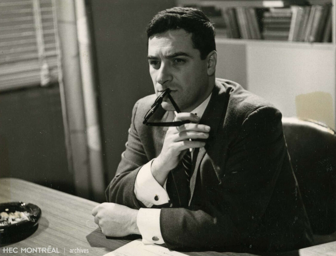  Description : Jean-Pierre Hogue, psychologue attitré de l'émission «Orientation» diffusée à Radio-Canada. Date : ca 1960 Crédit photo : Artek Film Productions Cote archivistique : P082/XPH,0001