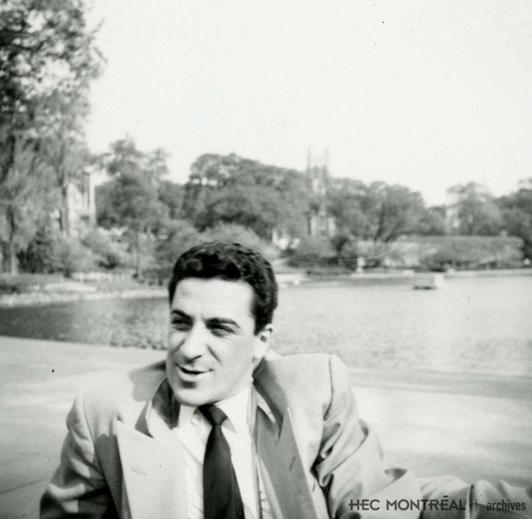   Description : Jean-Pierre Hogue au parc Wade, non loin du campus de l'University of Cleveland. Date : 1956 Crédit photo : Photographe inconnu Cote archivistique : P082/XPH,0001
