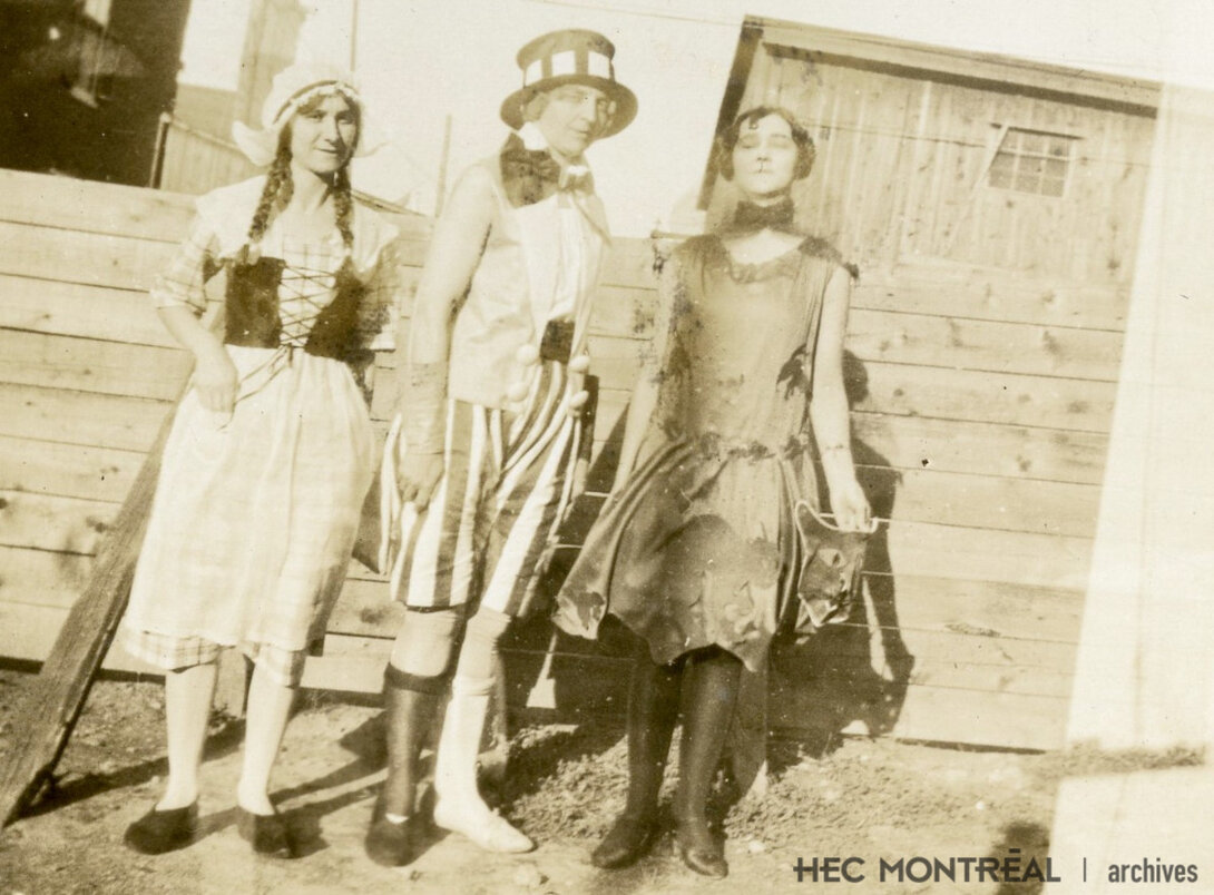   Description : Alma Lepage, sa sœur Marguerite à l'occasion d'une fête d'Halloween. Date : 1926 Crédit photo : Photographe inconnu Cote archivistique : P085/Z,0001