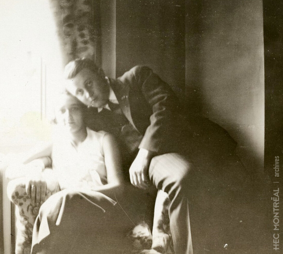   Description : Alma Lepage photographiée à Québec en compagnie de R. Rouzes. Date : ca 1931 Crédit photo : Photographe inconnu Cote archivistique : P085/Z,0001
