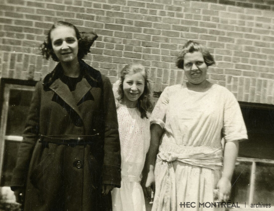   Description : Alma Lepage, Mlle Finch et Ethel Johnson, juin 1923. Date : 1923 Crédit photo : Photographe inconnu Cote archivistique : P085/Z,0001