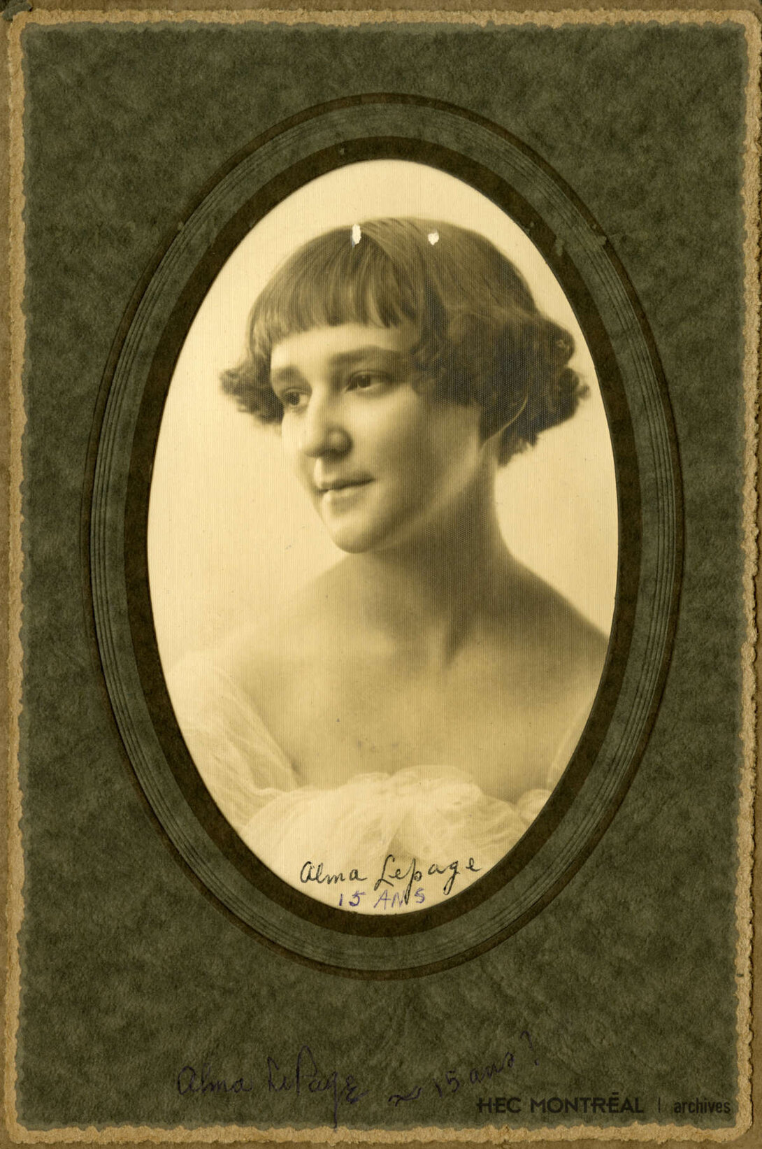   Description : Alma Lepage à 15 ans.  Date : 1923 Crédit photo : Photographe inconnu Cote archivistique : P085/Z,0001