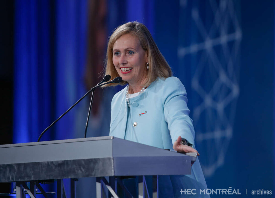   Description : Allocution de Monique Leroux à l'occasion du  Sommet international des coopératives 2016. Date : 2016 Crédit photo : Photographe inconnu Cote archivistique : P086/XPH,0001