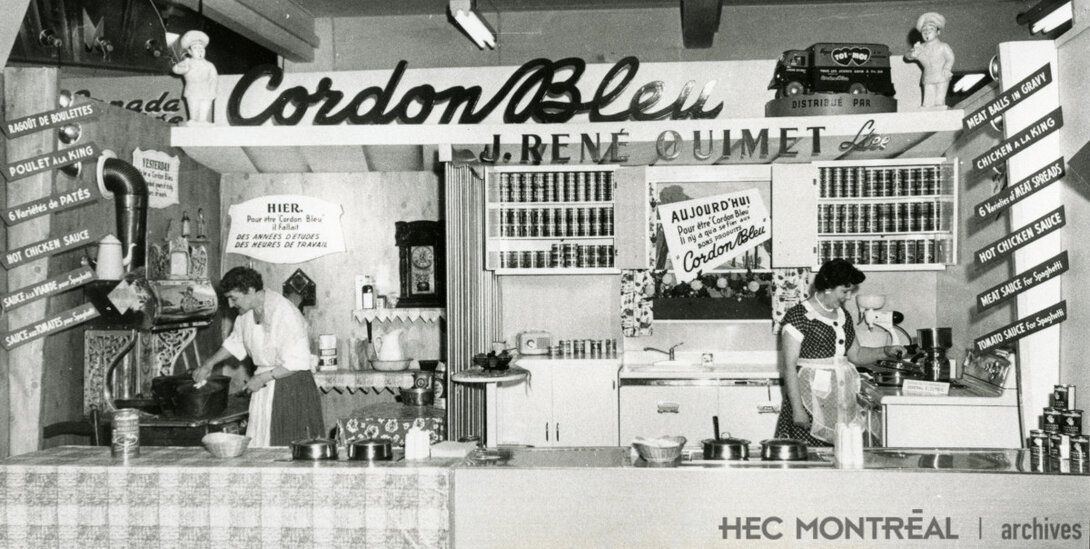 Description : Exposition de ragoût de boulettes au Palais du Commerce, sur la rue Berri a Montréal. Date : 1950 Crédit photo : Photographe inconnu Cote archivistique : P088/XPH,0006