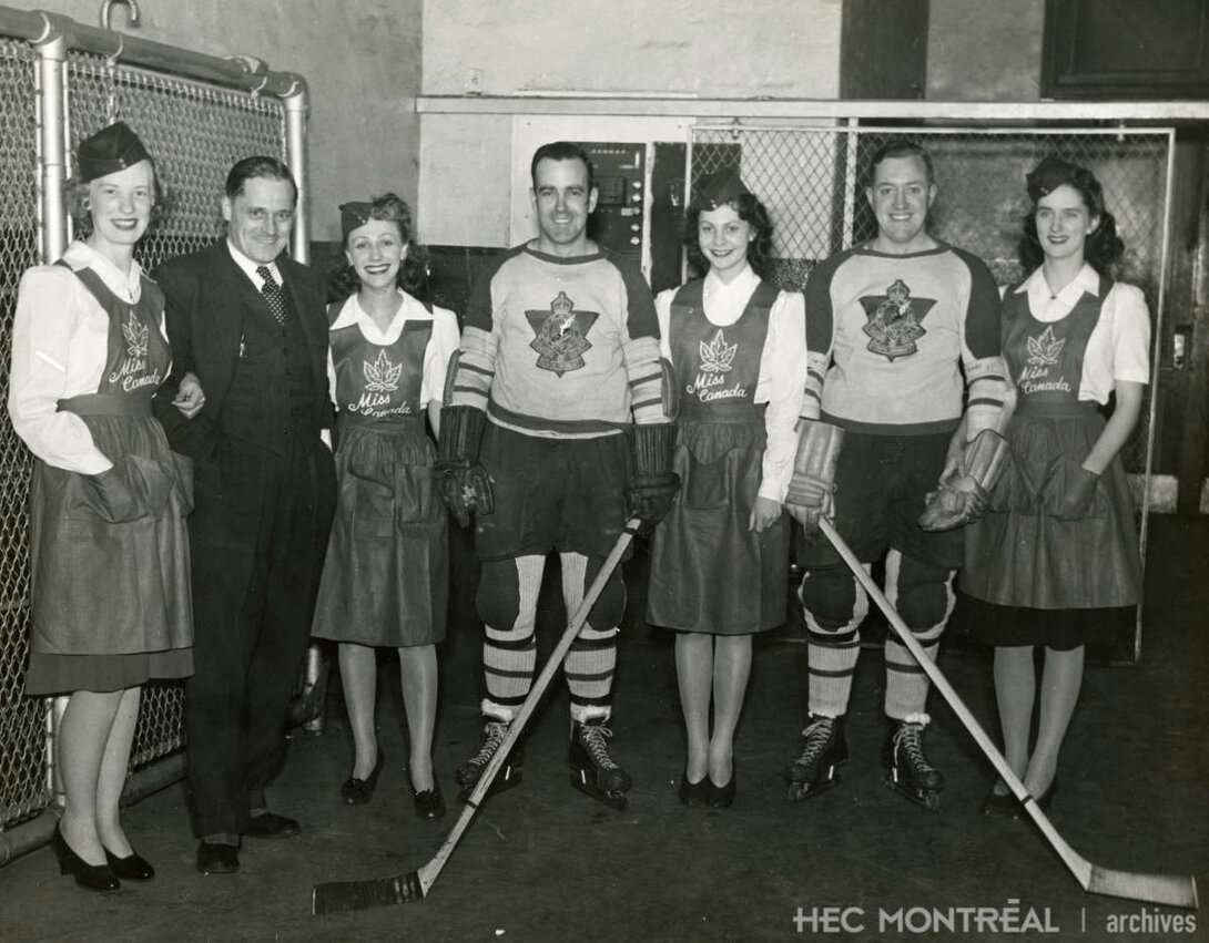   Description : Club de hockey de J.-René Ouimet et Cordon Bleu. Date : 1945 Crédit photo : Samuel Preval Cote archivistique : P088/XPH,0009