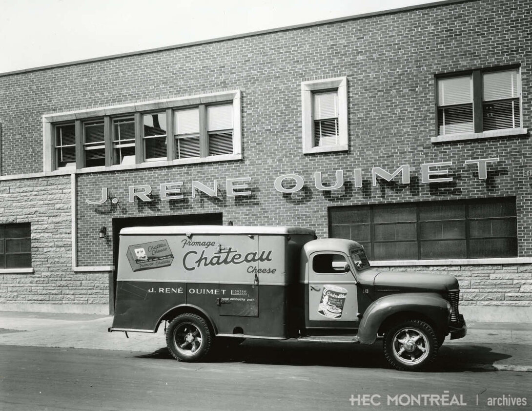   Description : Camion servant à distribuer le fromage Château de la compagnie J.-René Ouimet ltée. Date : ca 1950 Crédit photo : Studio Allard Enrg. Cote archivistique : P088/XPH,0014