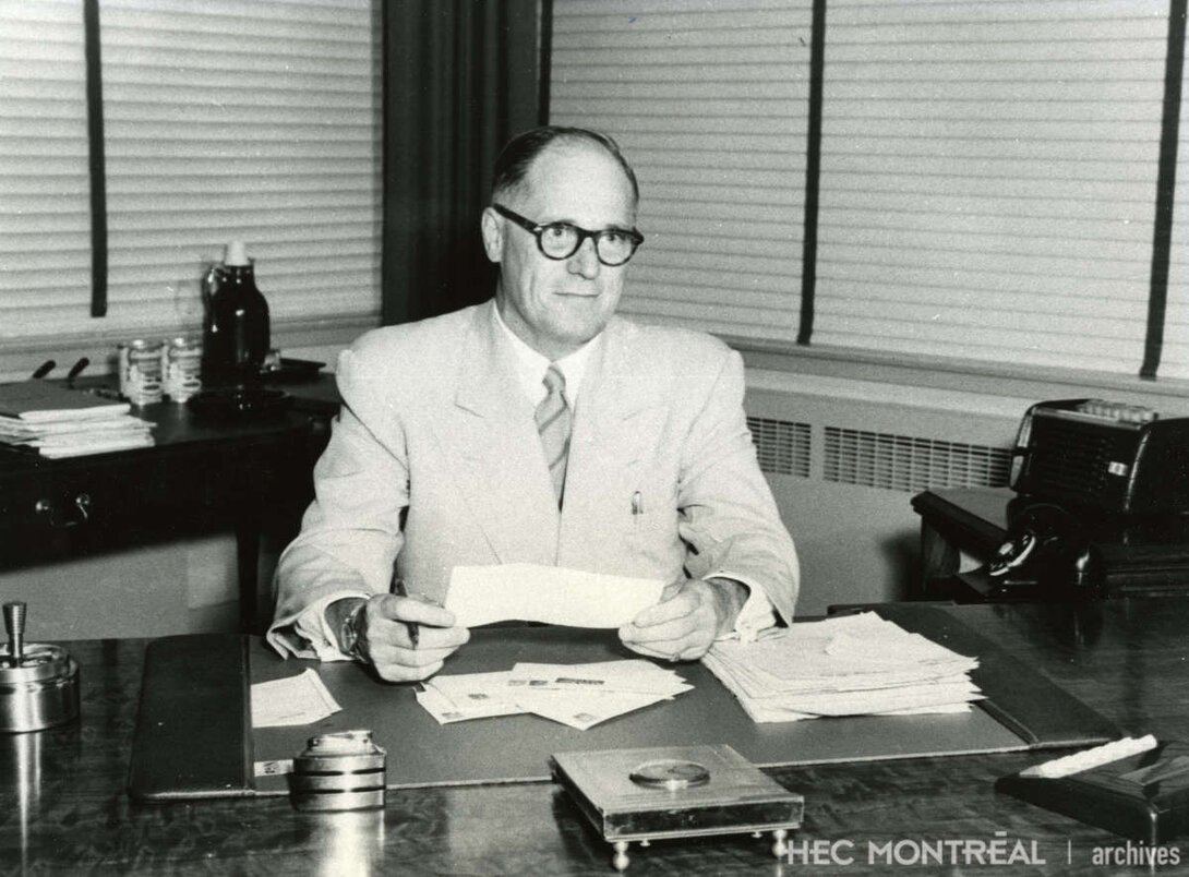   Description :  J.-René Ouimet à son bureau.  Date : Inconnue Crédit photo : Photographe inconnu Cote archivistique : P088/XPH,0015